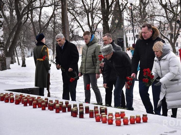 Цветы к Вечному огню возложили в Вологде в честь Неизвестного солдата