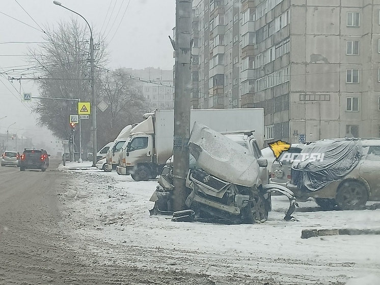 В Новосибирске Suzuki «споткнулась» об островок безопасности и влетела в столб