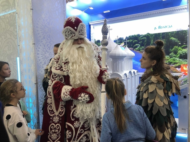 Дед Мороз из Великого Устюга зажег огни на елках выставки «Россия»