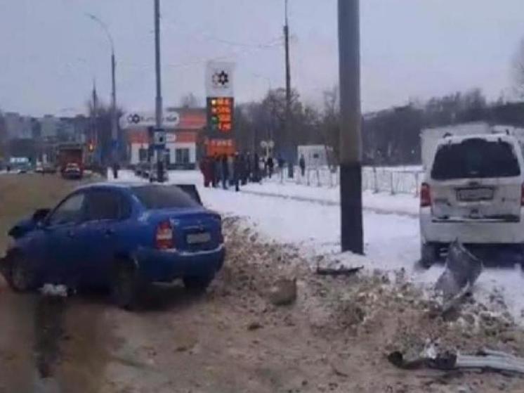 В Тамбове кроссовер и легковушка устроили ДТП с пострадавшим