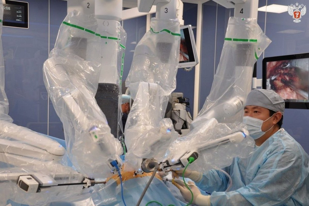 Ростовские хирурги провели операцию пенсионеру из ЛНР с помощью робота