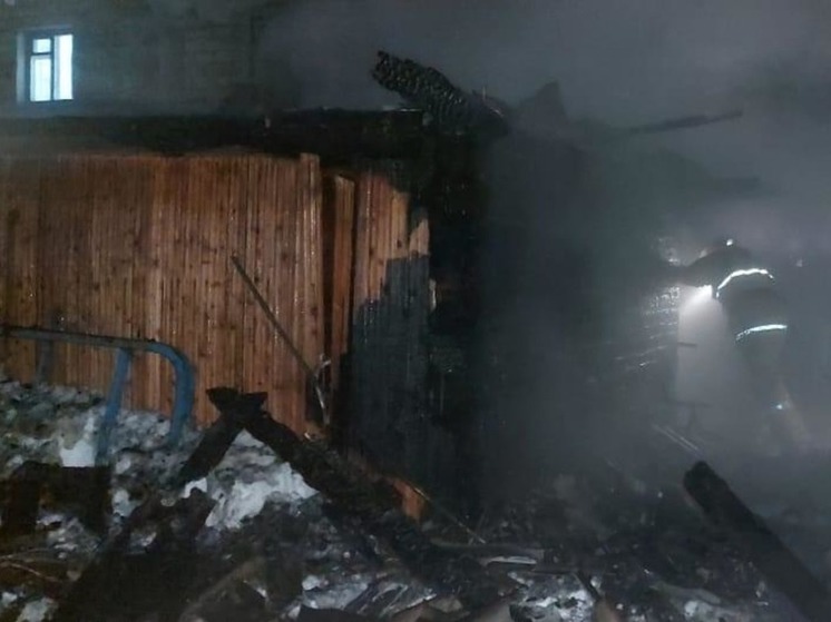 Появились фотографии последствий пожара в бане в селе на Сахалине