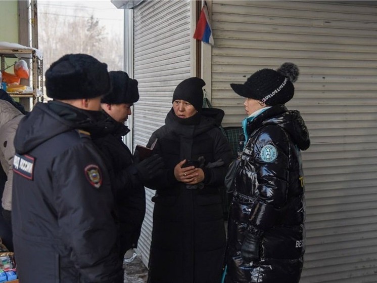 Полицейские вручили повестки 13 мигрантам с красноярского рынка