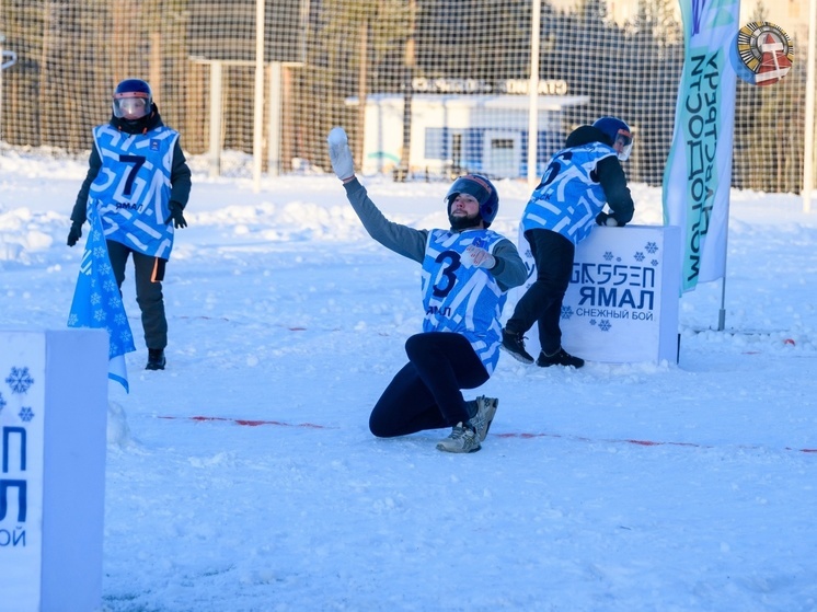 В Ноябрьске метатели снежков соревновались в турнире по снежному бою