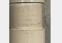 На портале Reddit пользователь с ником remi_daDOOD поделился своим опытом, рассказав, что спустился вниз в подвал своего дома и обнаружил там загадочное послание, оставленное на трубе