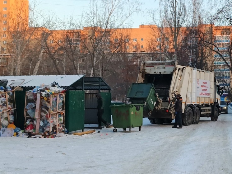 Свердловская «Спецавтобаза» заявила, что нечищеные дороги мешают вывозить мусор