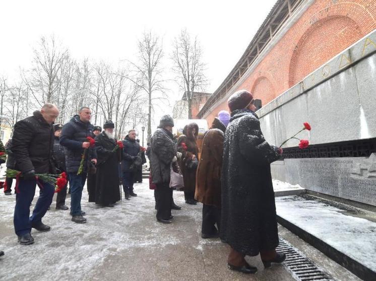 Новгородцы почтили память павших солдат на митинге ко Дню Неизвестного Солдата