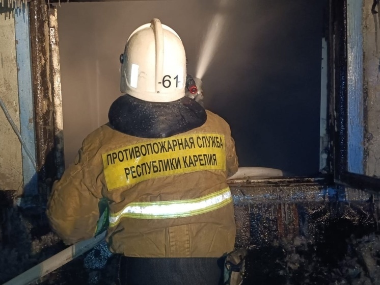Больше двух часов тушили пожарные расселенный дом в Беломорске