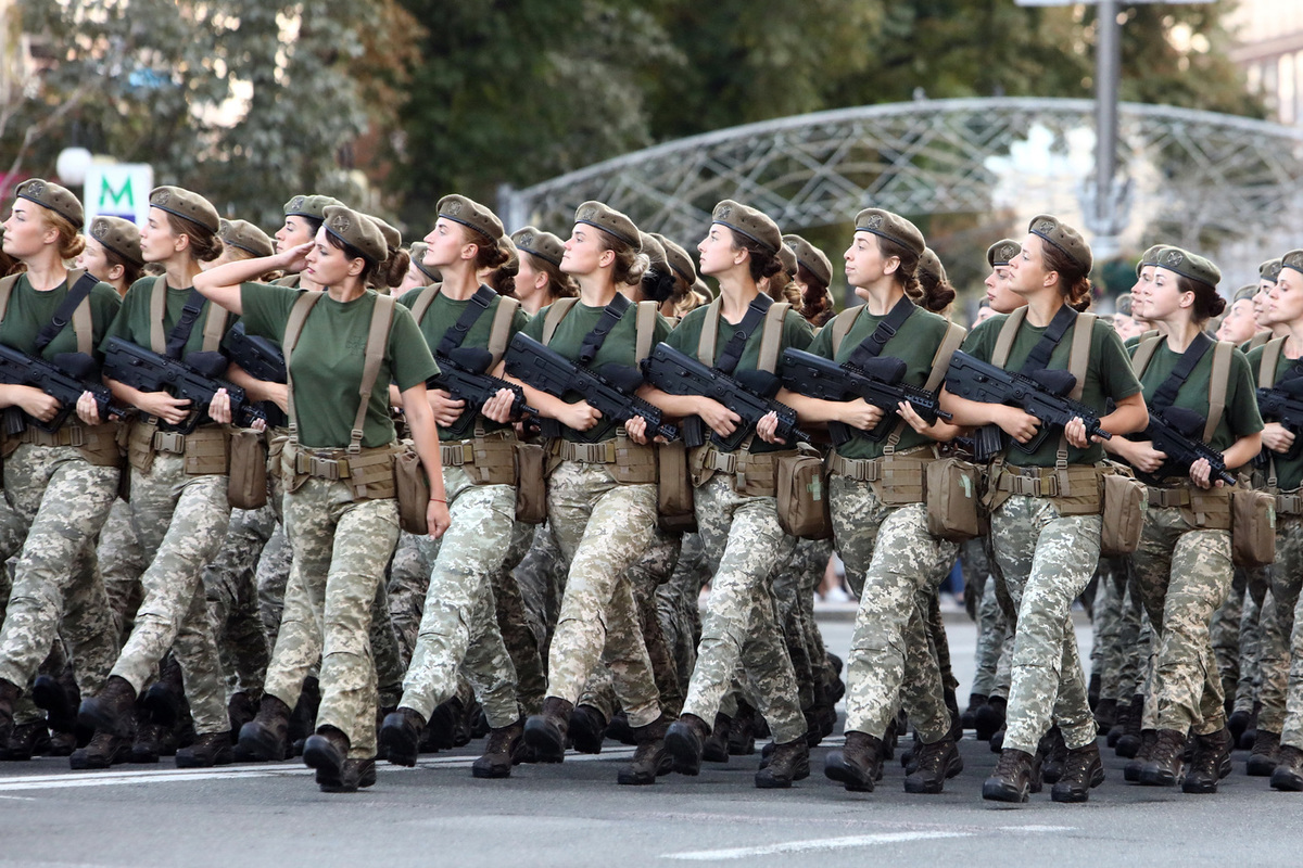 Военный медик ВСУ: женщины смогут получить форму только через пять лет - МК