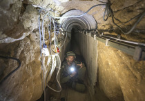 Военные изучают подземные коммуникации боевиков в секторе Газа

