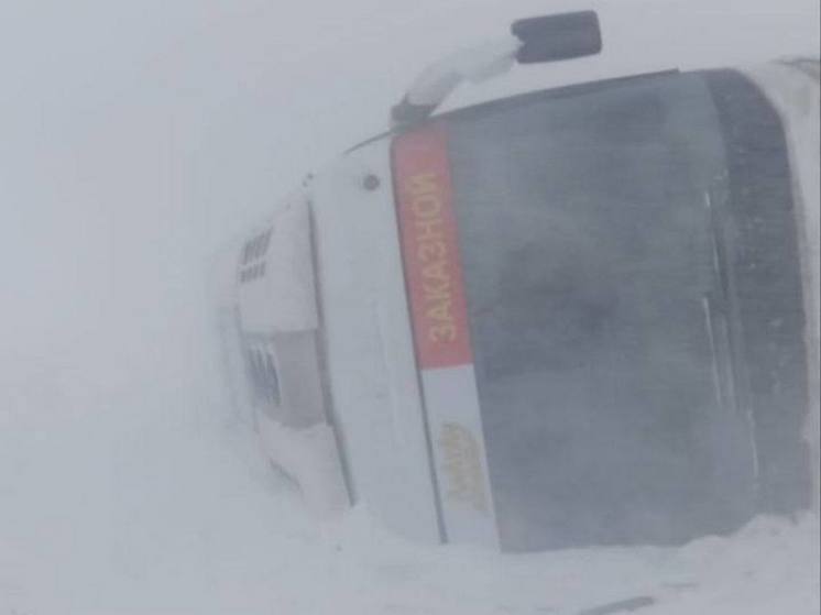 Автобус с 15 пассажирами перевернулся из-за ветра на трассе в Красноярском крае