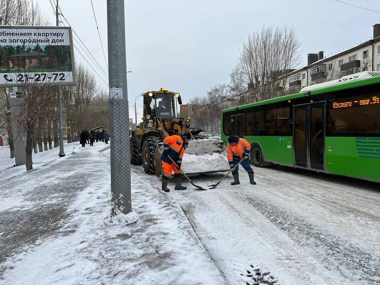 Тюмень накрывает снегопадом: дорожники работают в усиленном режиме