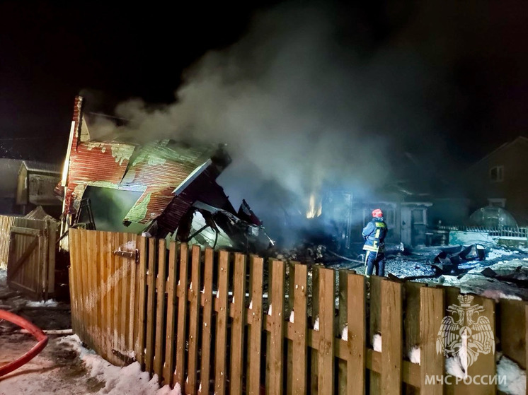 Больше двух часов пожарные спасали загоревшуюся дачу в Апатитах