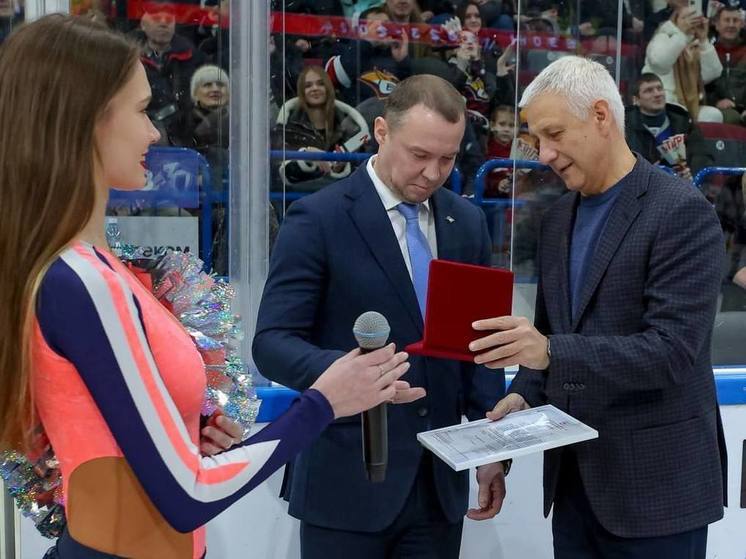 Хоккеиста Сергея Мозякина наградили знаком за заслуги перед Магнитогорском