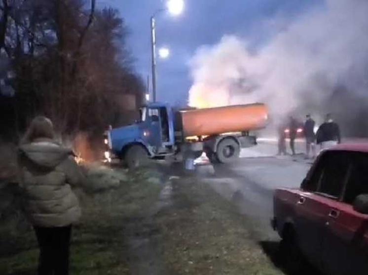 В Шахтах Ростовской области мужчина с дочкой спаслись из горящего авто
