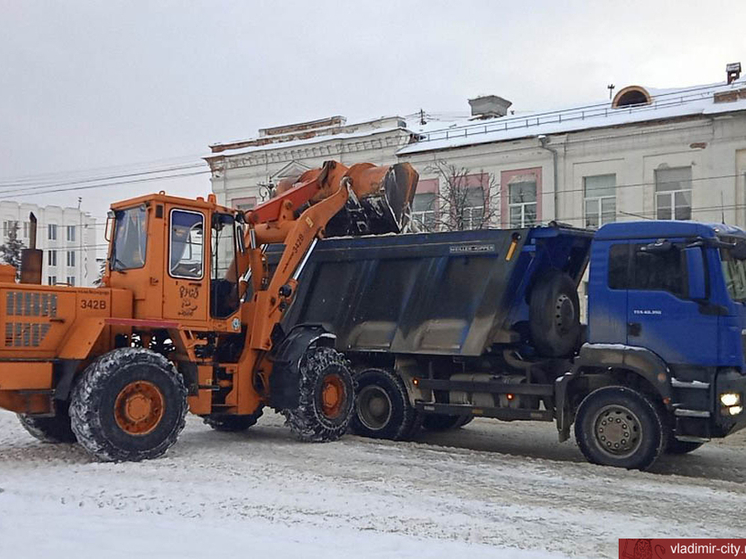 Во Владимире убирают последствия сильного снегопада