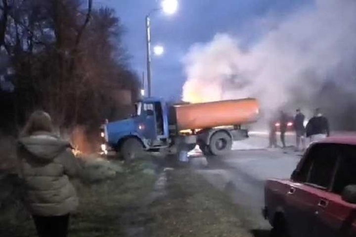 В Шахтах Ростовской области мужчина с дочкой спаслись из горящего авто