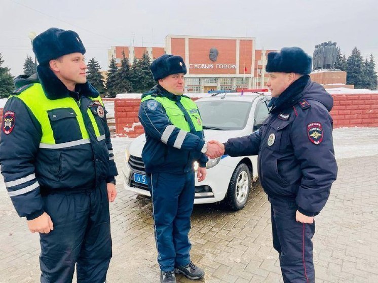 Инспекторы ДПС помогли водителю грузовика с пробитым колесом