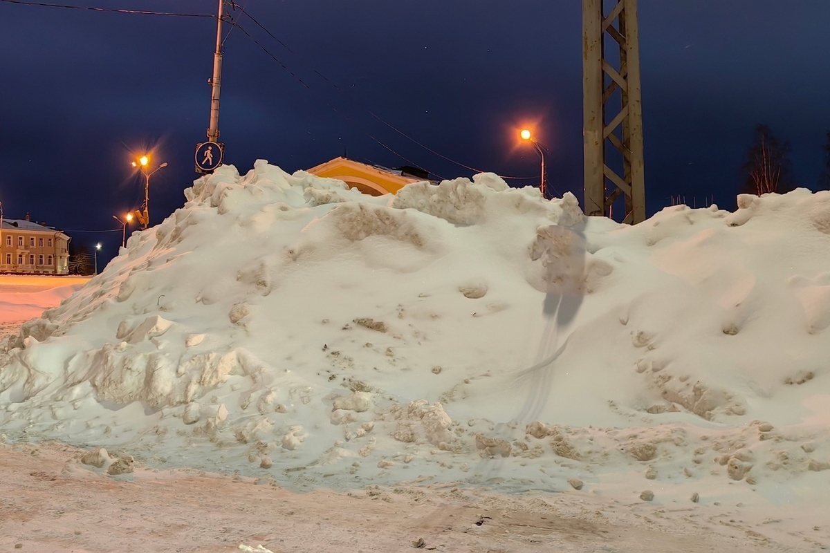 Гора снега затмила собой Музыкальный театр в Петрозаводске