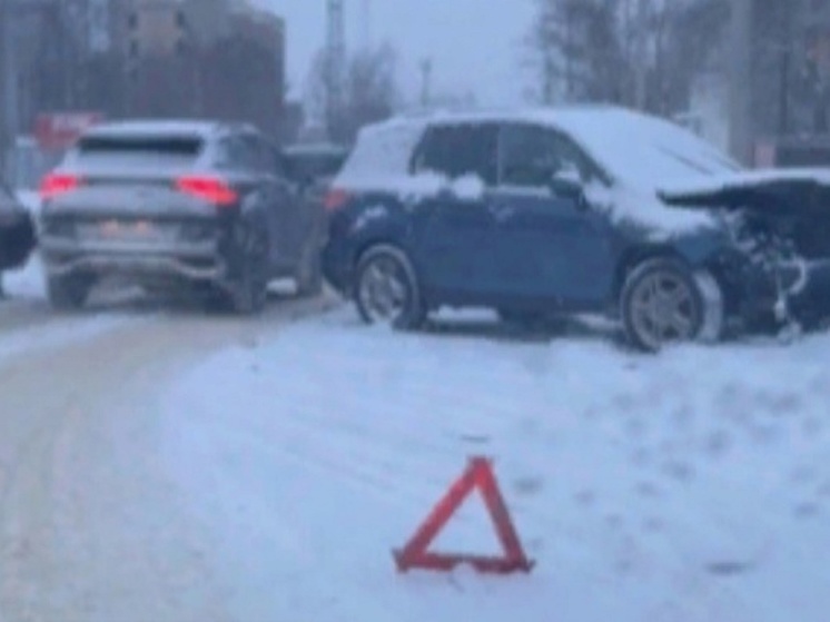 После снегопада две легковушки в Костроме серьезно повредили друг друга