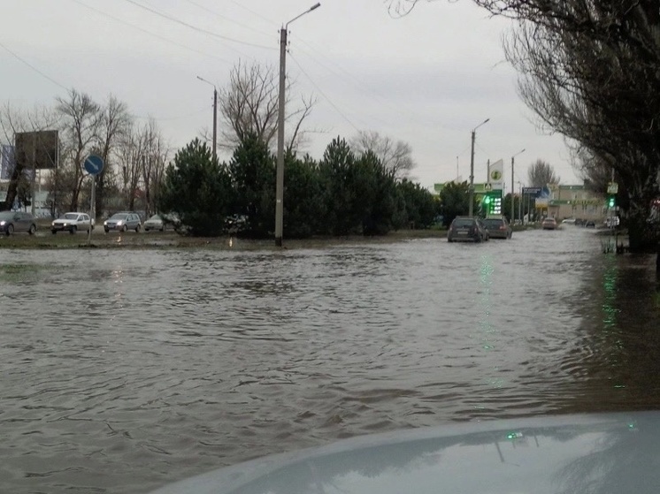 В Таганроге Мариупольское шоссе ушло под воду из-за прорыва трубы