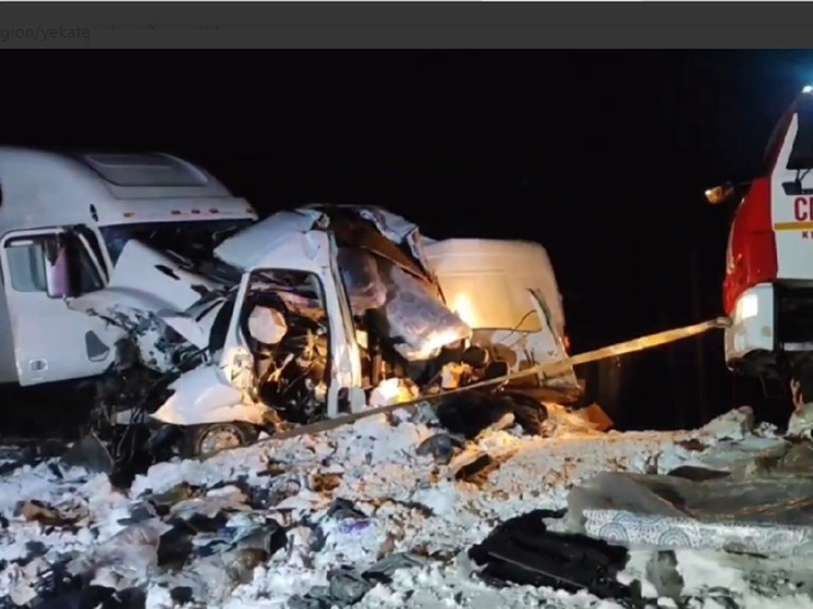 Погиб водитель «Газели», влетевшей в грузовик на курганской трассе