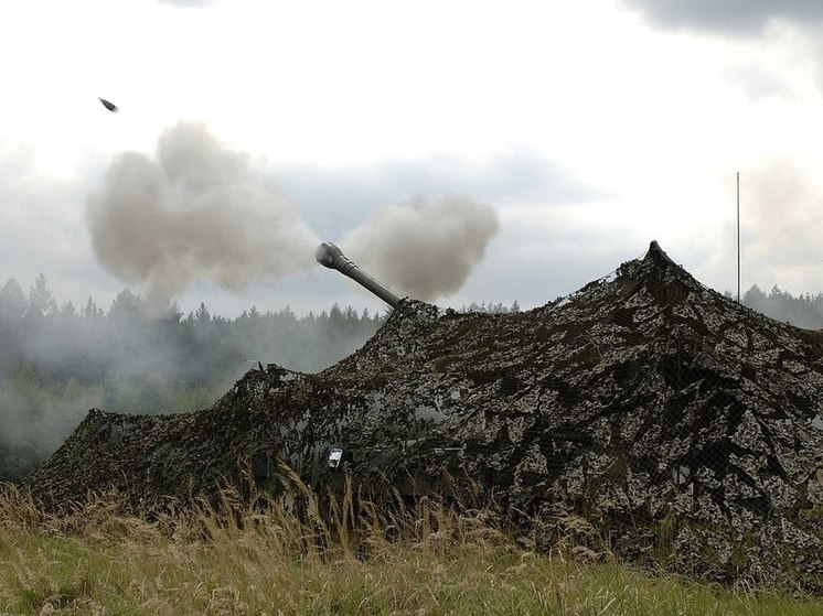  Путин вручил награду волонтеру, плетущей с детьми маскировочные сети
