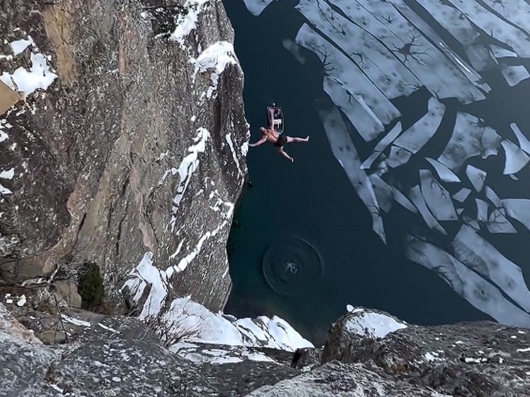 Норвежец совершил «прыжок смерти» в ледяную воду с 40-метровой высоты