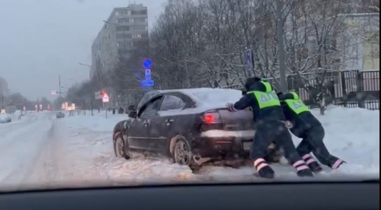 Сотрудники ГИБДД помогли застрявшим в снегу московским автомобилистам: видео