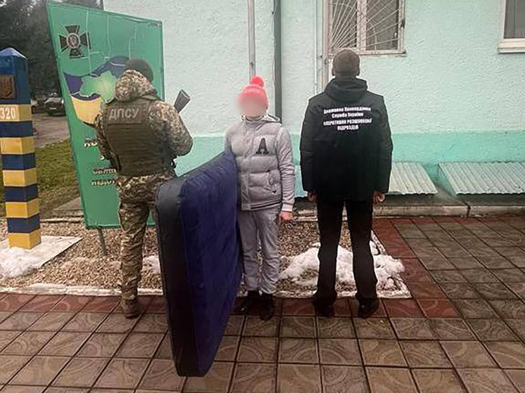 Украинец пытался уплыть из страны, притворившись ребенком