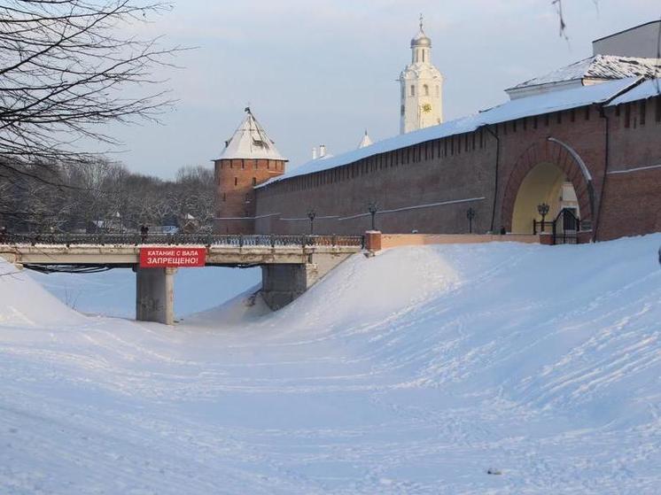 Новгородцев призвали не кататься на ватрушках с земляного вала у стен кремля