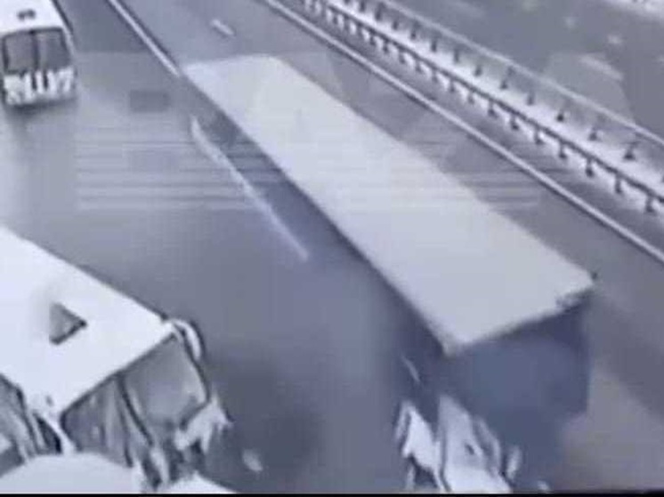 В Воронежской области колонну автомобилей Росгвардии протаранила фура