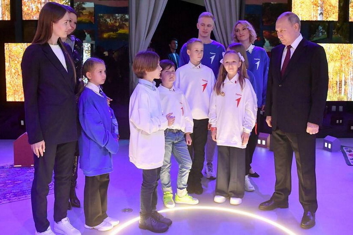 Курский школьник Платон Медведков пожал руку президенту Владимиру Путину