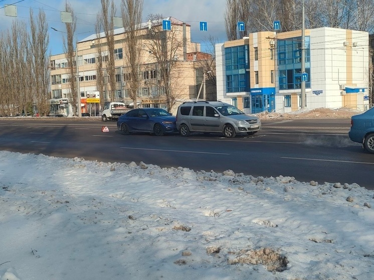 В центре Курска столкнулись BMW и Lada