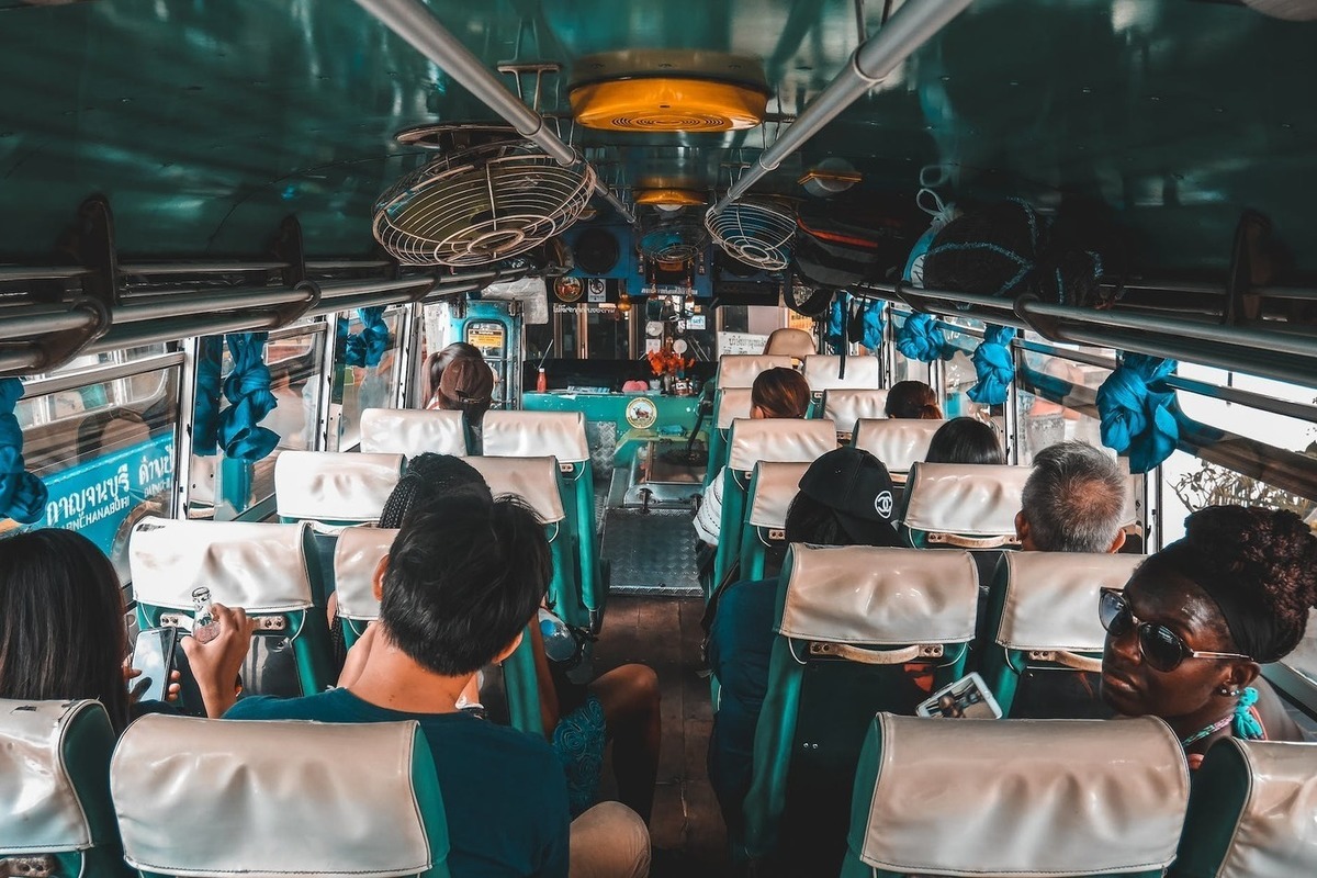 Пустой автобус внутри. Мало места в автобусе. People in Bus. Путешествие в автобусе по Медине.