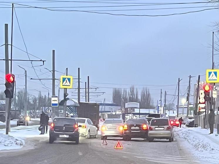 В Курске из-за тройного ДТП на улице Литовской образовалась большая пробка