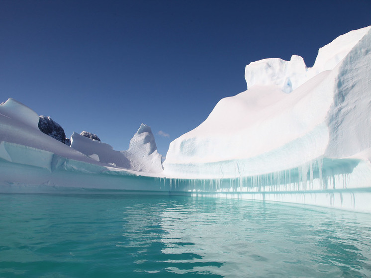 Отколовшаяся от Антарктике гигантская ледяная гора заинтриговала исследователей