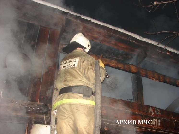 Дом с хозпостройкой и гараж сгорели в Ярославской области ночью