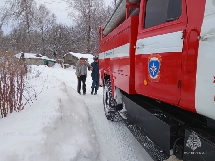 Под Орлом спасателям пришлось везти больного до застрявшего в снегу автомобиля «скорой»