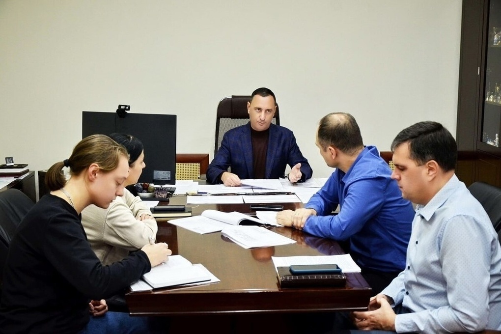 Виктор Тепляков провёл совещание по завершению капремонта многоквартирного дома в Сочи