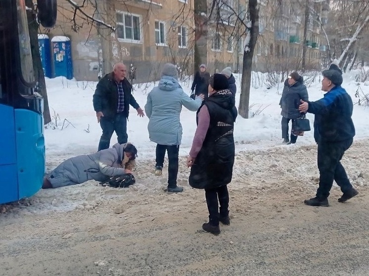 На улице Стройкова в Рязани водитель автобуса №62 сбил женщину