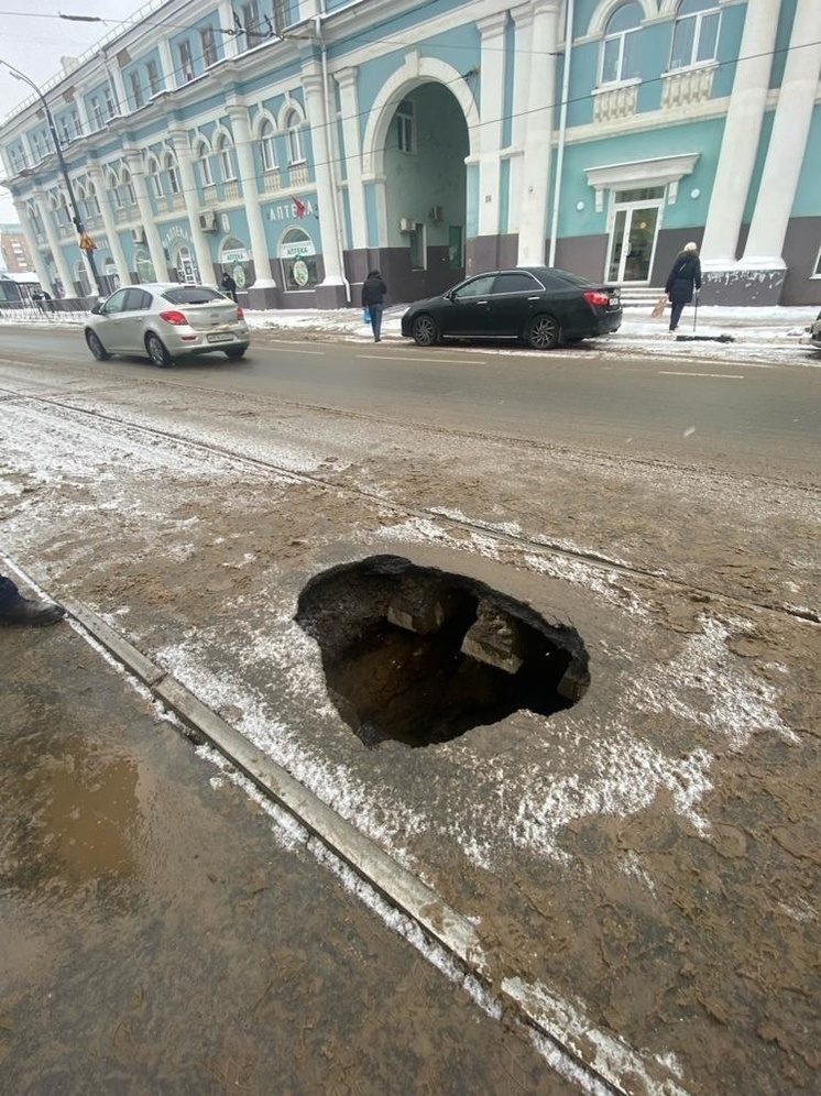 В Орле участок улицы Гостиной минимум до 7 декабря перекрыли из-за провала асфальта