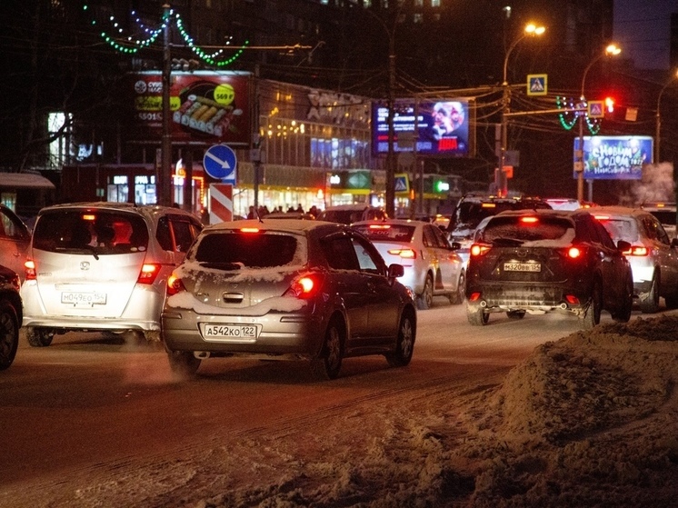Снегопад сковал дороги Новосибирска 10-балльными пробками