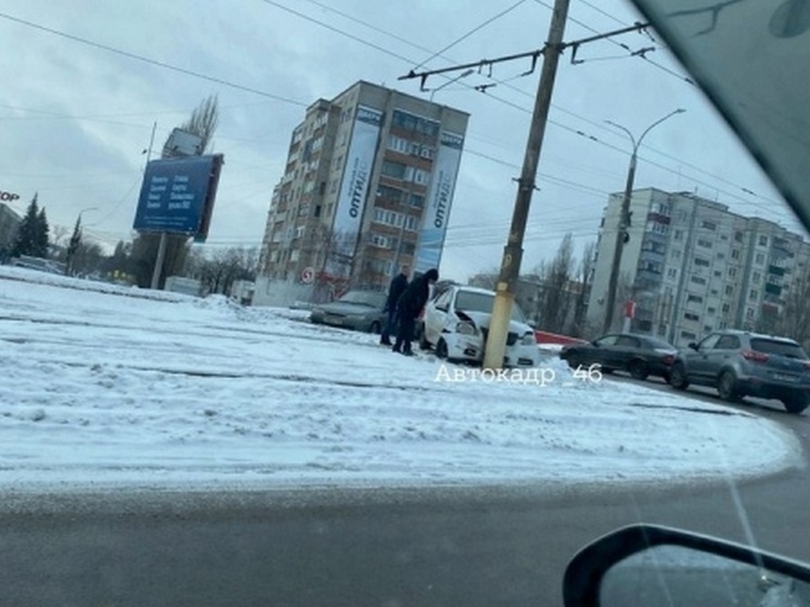 Возле Сумского моста в Курске автомобиль влетел в столб