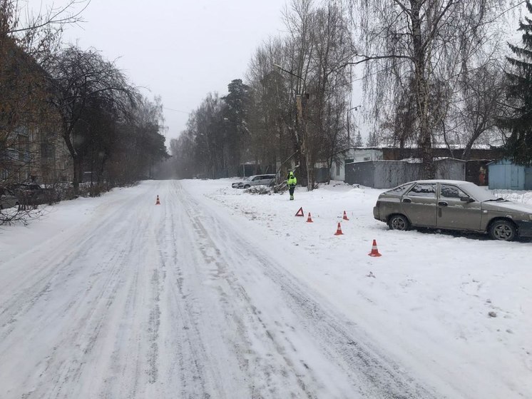 В Новосибирске водитель ВАЗа наехал на годовалую девочку
