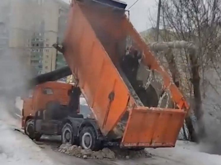 В Подмосковье самосвал случайно обрушил теплотрассу