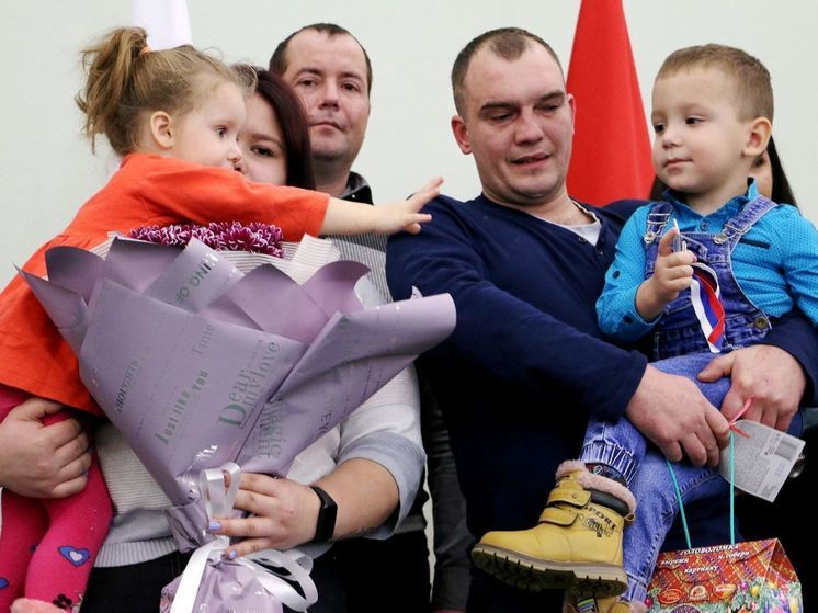 Детям-сиротам вручили ключи от новых квартир в Брянске