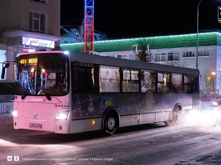 В Нарьян-Маре на маршрут вышел новогодний автобус
