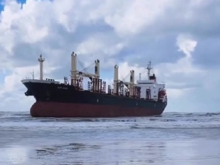 Экипаж выброшенного на мель сухогруза в Анапе остается на борту