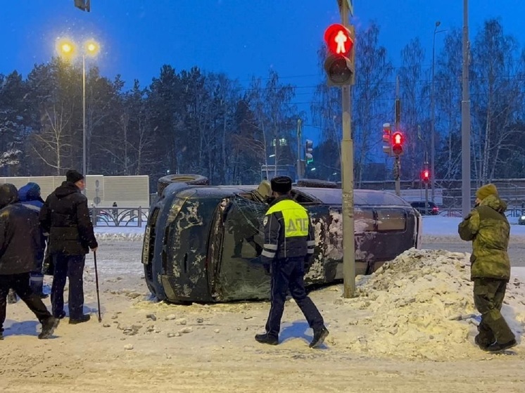 Водитель перевернул автомобиль и сбил двух пешеходов в Екатеринбурге